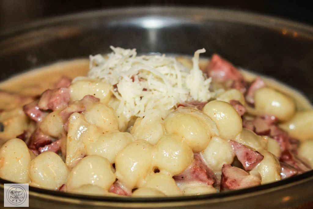 Gnocchi mit Schüblig-Käse Sauce