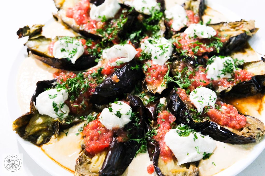 Geröstete Auberginen auf Hummus
