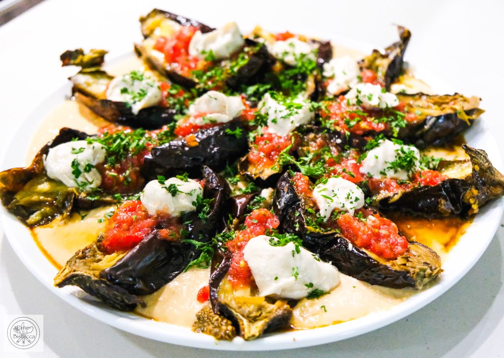 Geröstete Auberginen auf Hummus