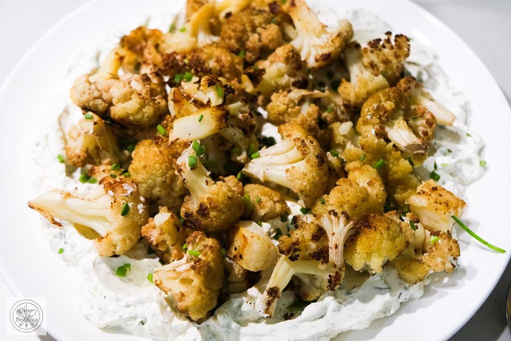 Gerösteter Blumenkohl auf selbstgemachtem Labneh