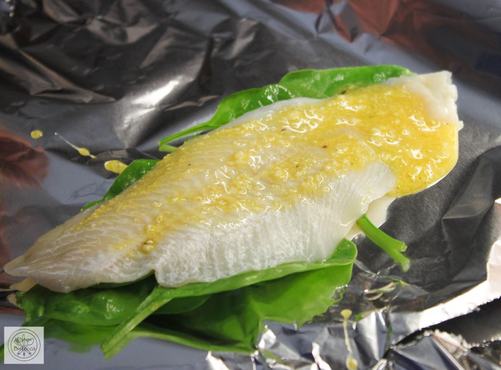 Schwarze Nudeln mit Fisch und Spinat