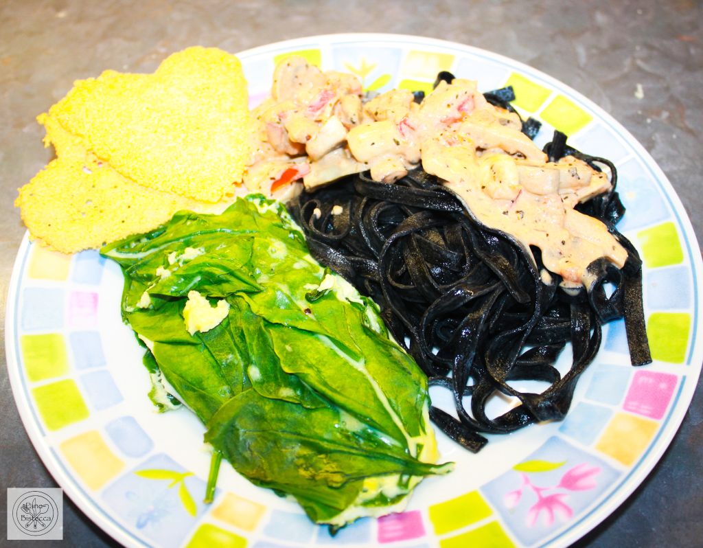 Schwarze Nudeln mit Fisch und Spinat