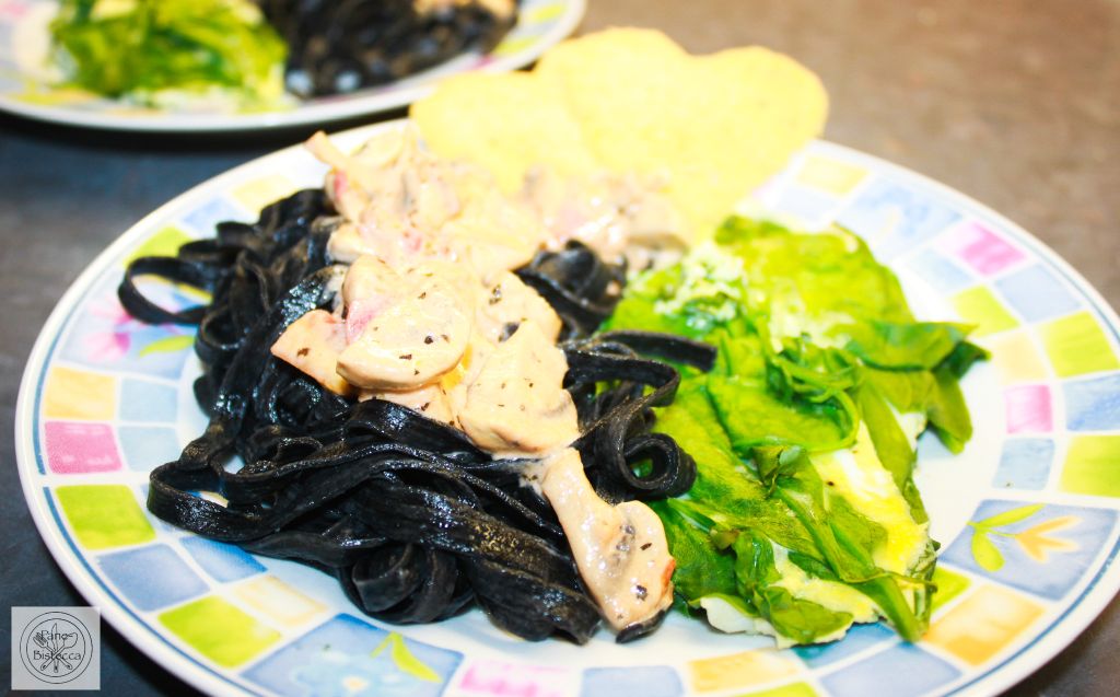 Schwarze Nudeln mit Fisch und Spinat