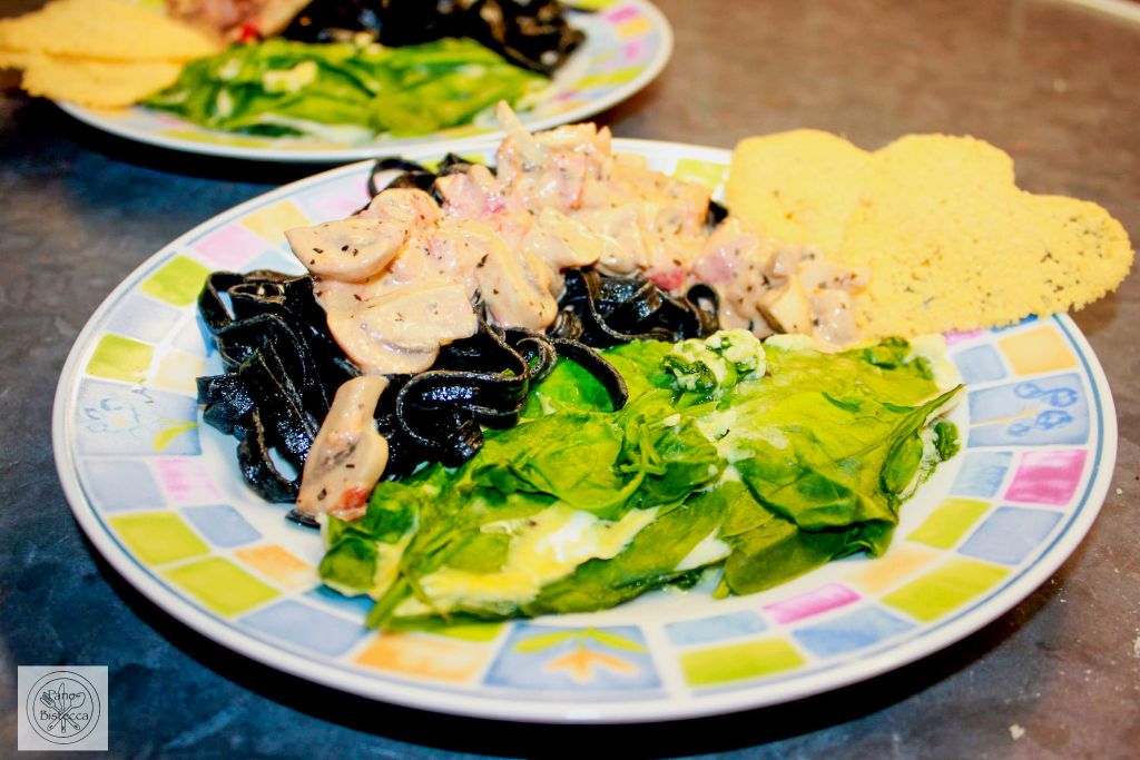 Schwarze Nudeln mit Fisch und Spinat