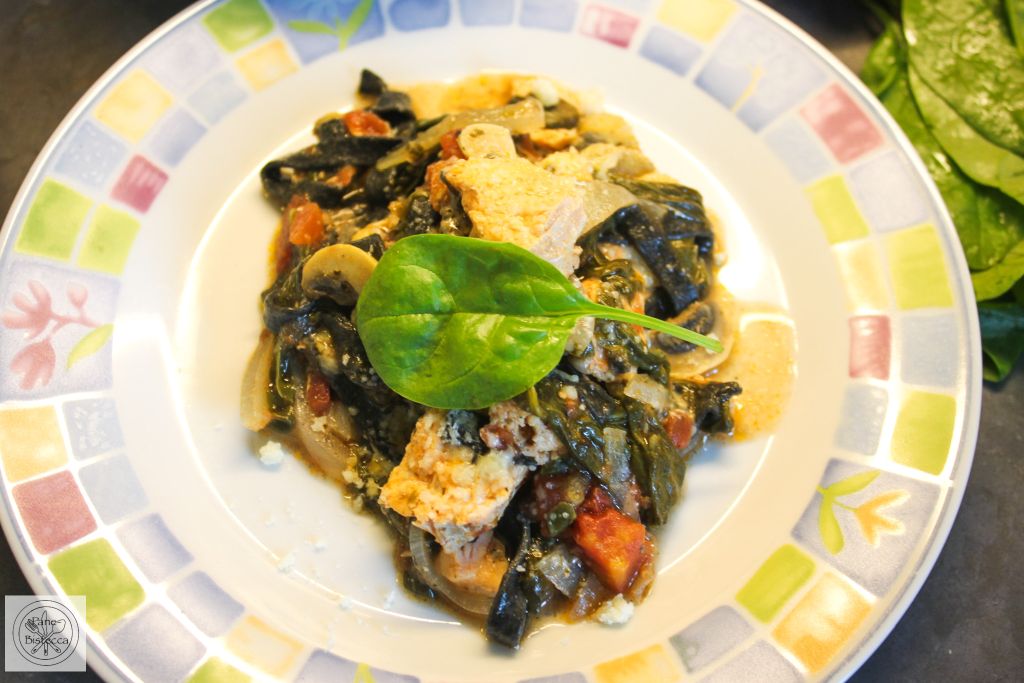Schwarze Nudeln mit Fisch und Spinat