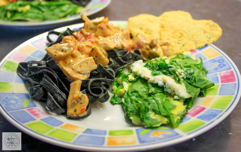 Schwarze Nudeln mit Fisch und Spinat