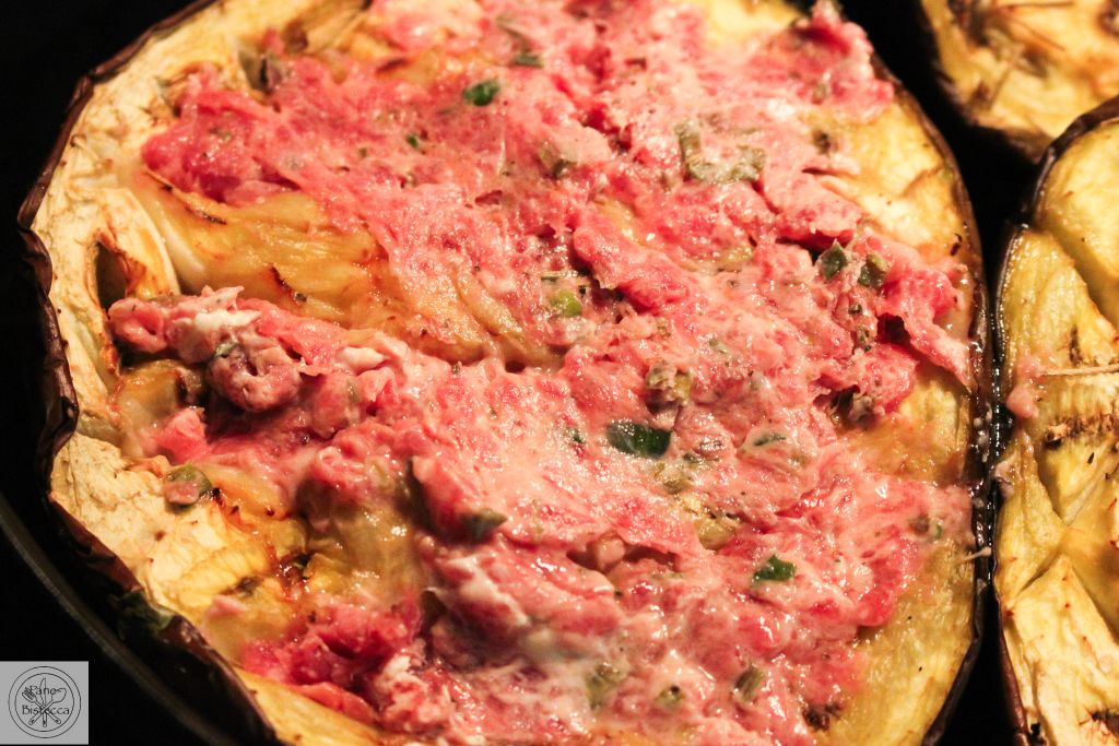 Gefüllte Auberginen mit Knusper Bauchspeck Topping