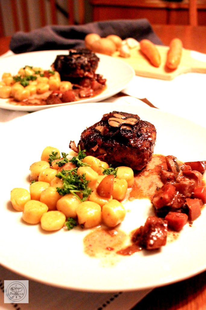 Langsam gegarte Schweinshaxen mit Gnocchi