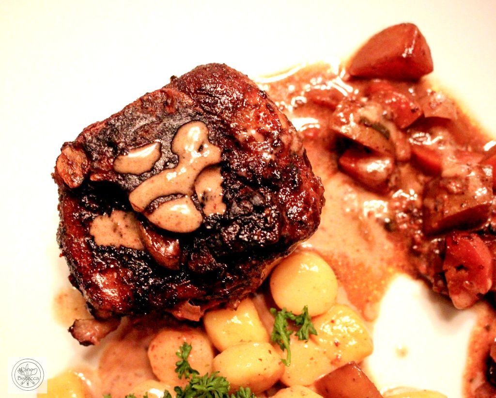 Langsam gegarte Schweinshaxen mit Gnocchi