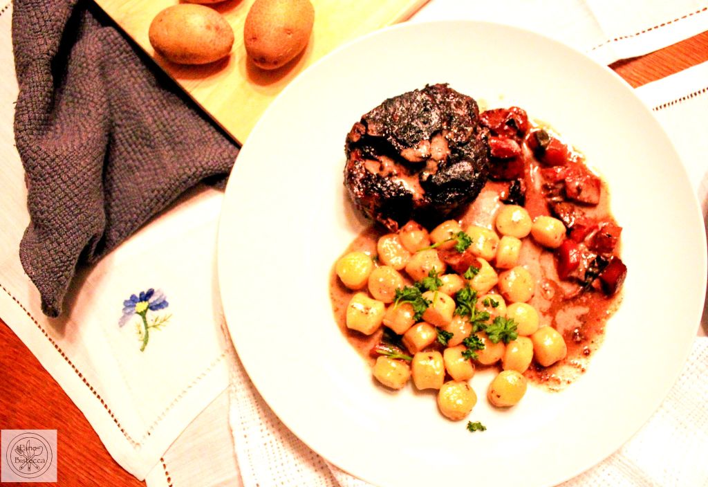 Langsam gegarte Schweinshaxen mit Gnocchi