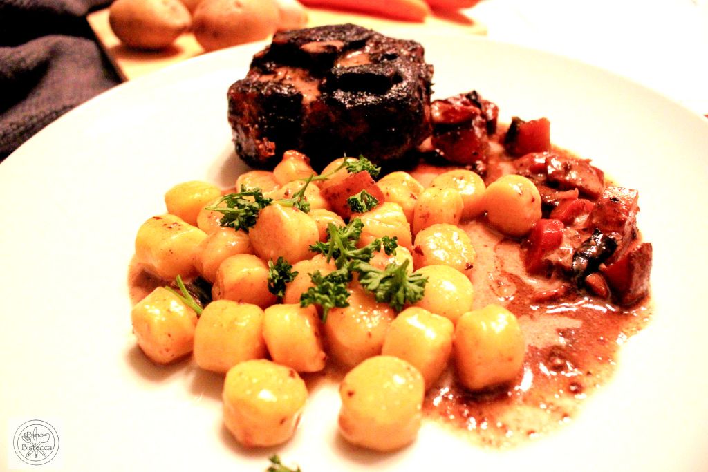 Langsam gegarte Schweinshaxen mit Gnocchi