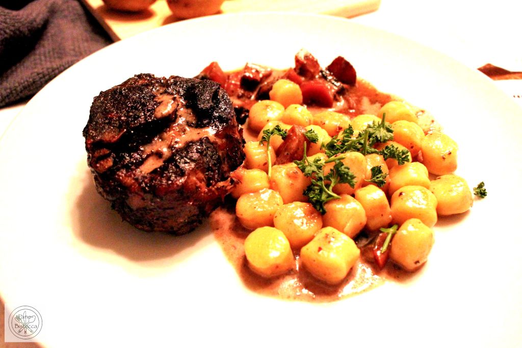 Langsam gegarte Schweinshaxen mit Gnocchi