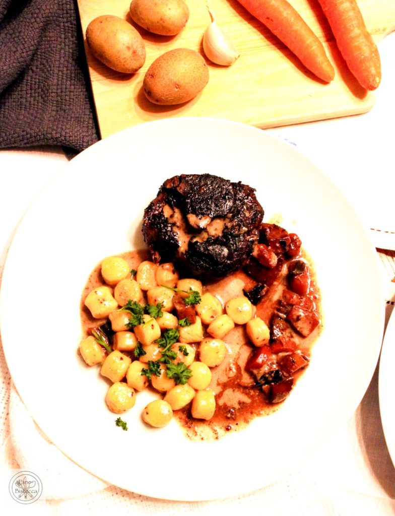 Langsam gegarte Schweinshaxen mit Gnocchi