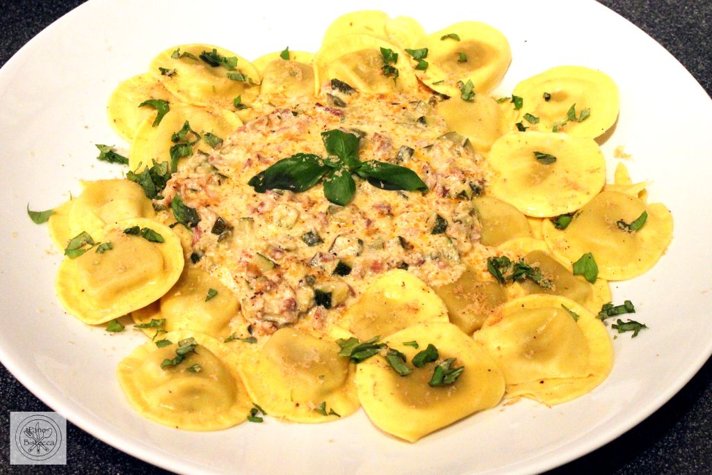 Ravioli mit Zucchini und Speck