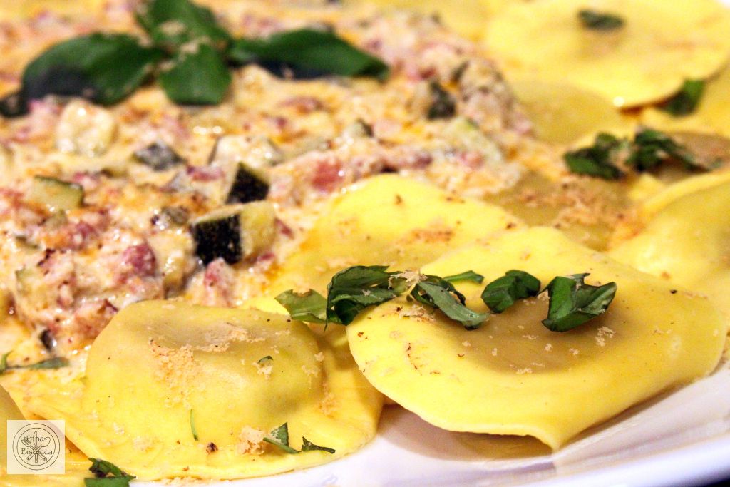 Ravioli mit Zucchini und Speck