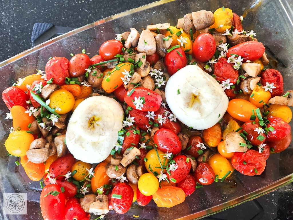 Geröstete Kirschtomaten mit Pilzen und Burrata