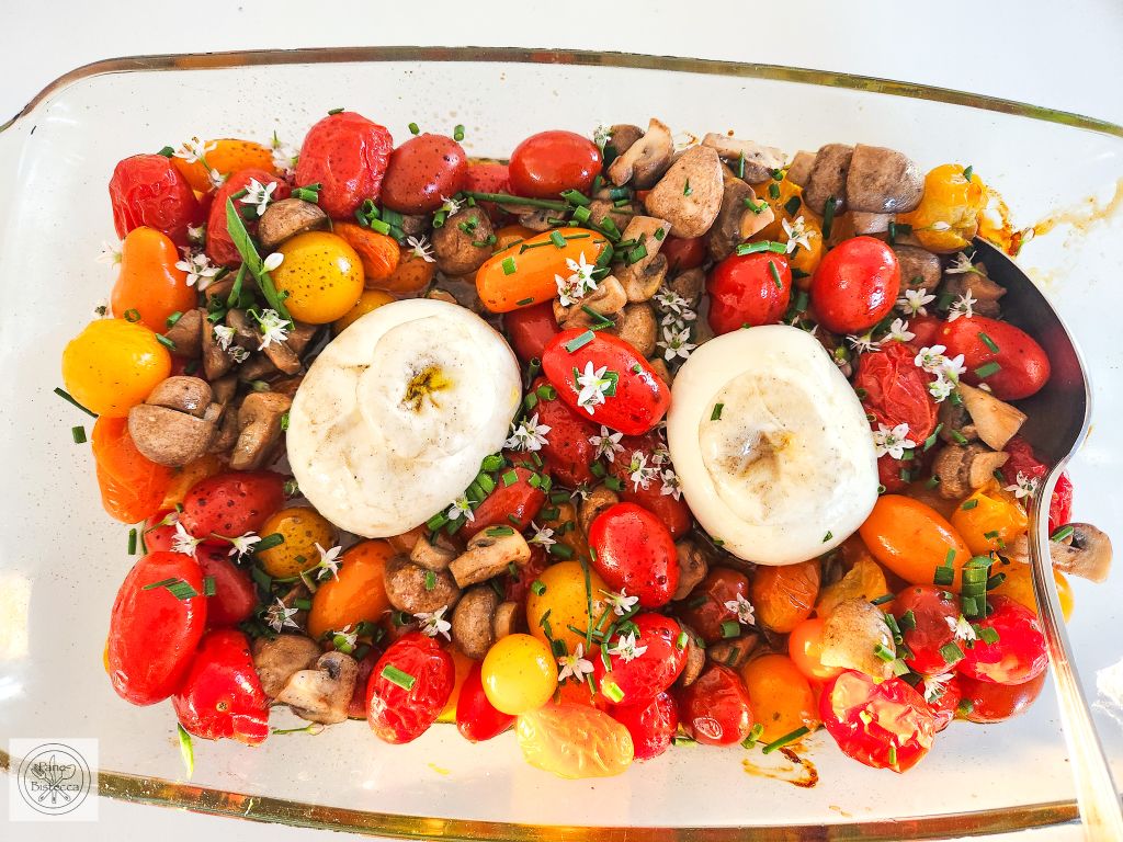 Geröstete Kirschtomaten mit Pilzen und Burrata