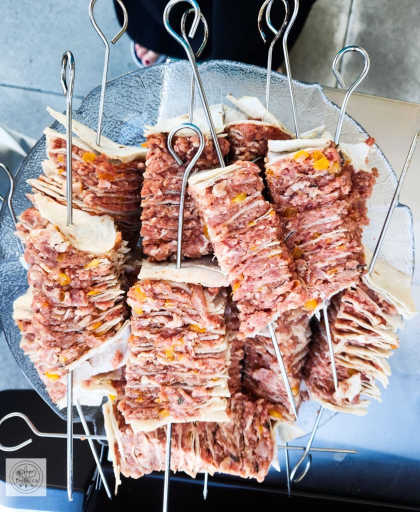 Hackfleisch Spiesse mit Tortilla